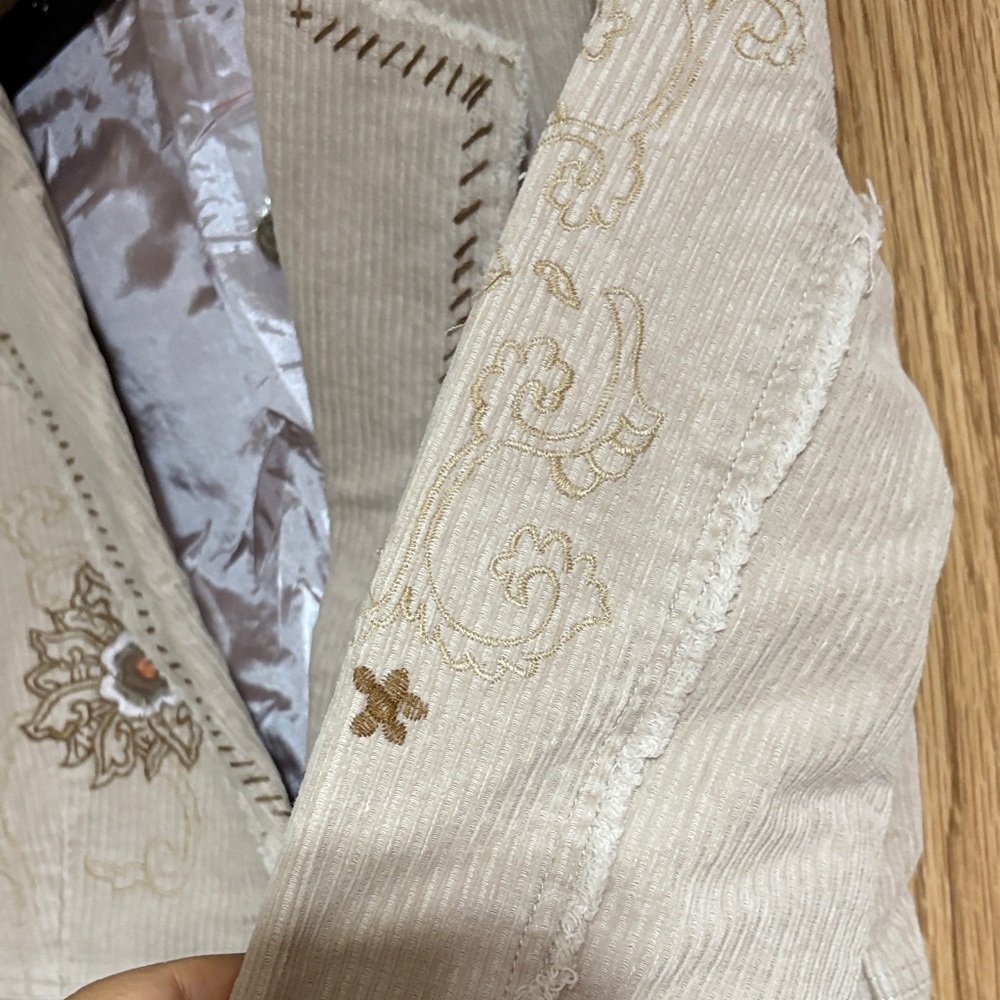 Aziz Chic Embroidered Women's Blazer - Picture 7 of 16